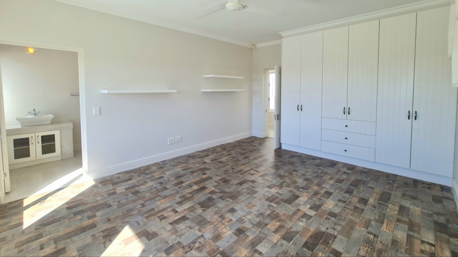 7 Bedroom Property for Sale in Whale Rock Western Cape